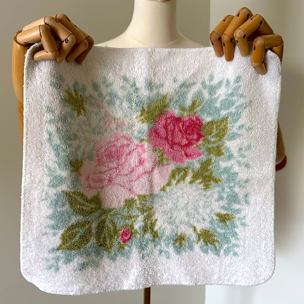 🌹 Vintage Fieldcrest Royal Velvet Floral Hand Towel - Roses Design